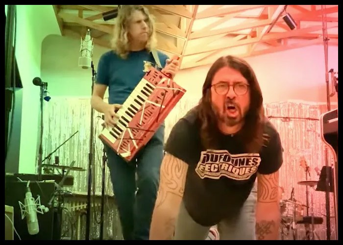Dave Grohl, Greg Kurstin Cover Van Halen’s Jump For ‘Hanukkah Sessions’