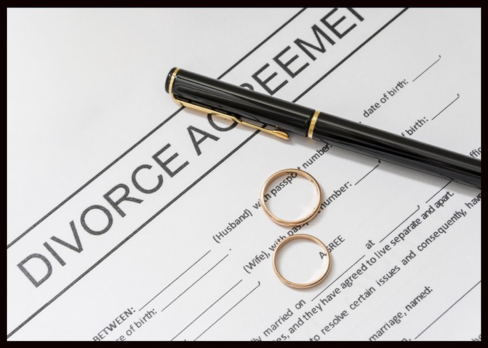 Jason Isbell Files For Divorce From Amanda Shires thumbnail