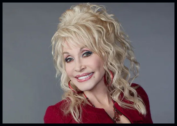 Dolly Parton Dresses Up As Dallas Cowboys Cheerleader For Thanksgiving Game Halftime Show