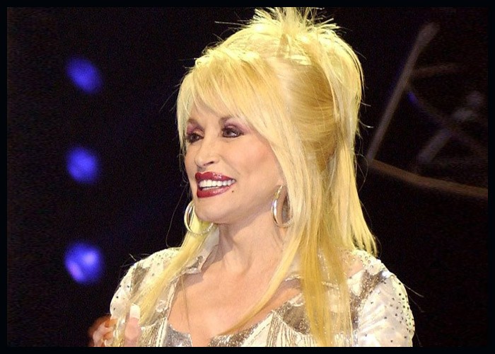 Dolly Parton's Sister Slams Critics Of Dallas Cowboys Cheerleader Outfit thumbnail
