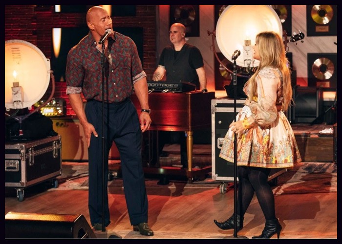 Kelly Clarkson Duets With Dwayne ‘The Rock’ Johnson In Tribute To Loretta Lynn