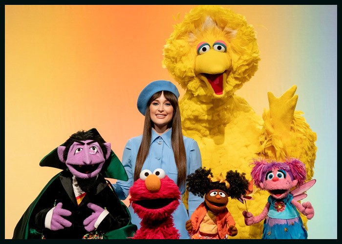Kacey Musgraves Sings About Her Favorite Colors On ‘Sesame Street’