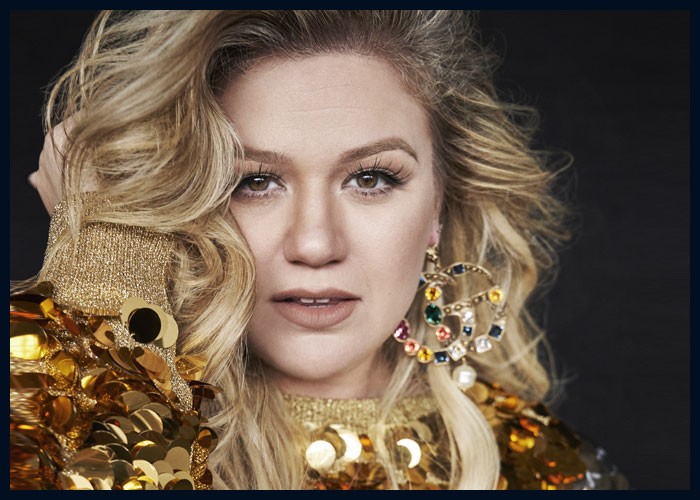 Kelly Clarkson Delivers Energetic Cover Of Bruno Mars’ ‘Locked Out Of Heaven’