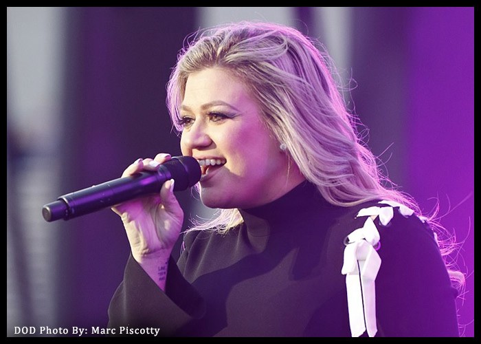 Kelly Clarkson Teams Up With Kelsey Grammer To Perform ‘Frasier’ Theme
