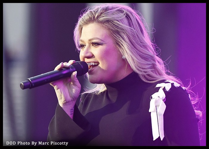 Kelly Clarkson Performs Cover Of Miley Cyrus' 'Jaded'