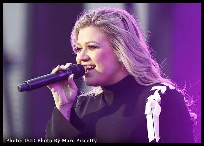 Kelly Clarkson Covers Cher’s ‘DJ Play A Christmas Song’ For ‘Kellyoke’
