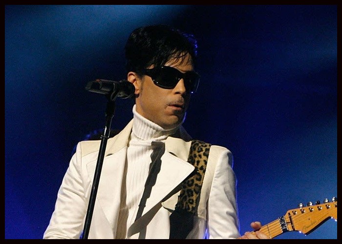 New Video Gives Closer Look At Prince’s ‘While My Guitar Gently Weeps’ Solo