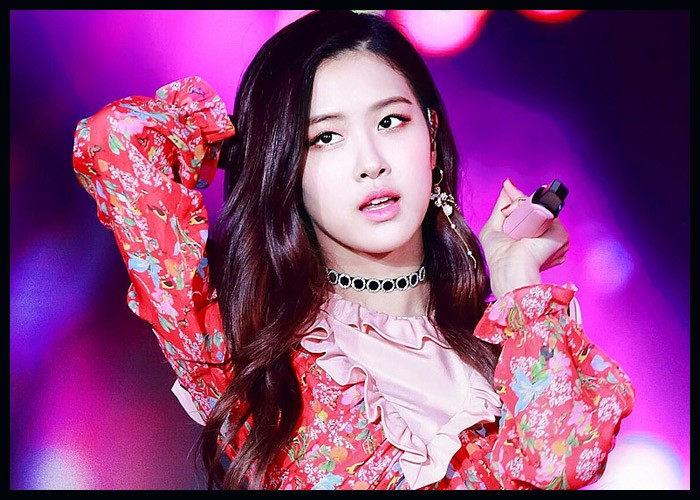 BLACKPINK’s Rosé Performs Moving Cover Of Paramore’s ‘The Only Exception’